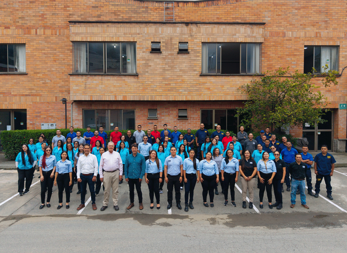 Equipo de trabajo en la planta de Bratex